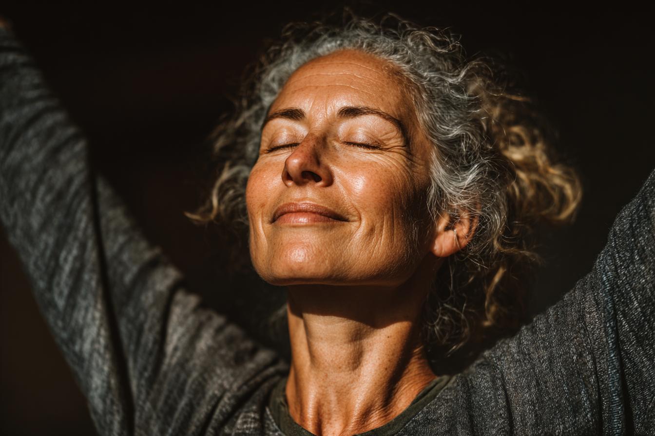 Adulta mayor practicando yoga en un ambiente sereno y natural